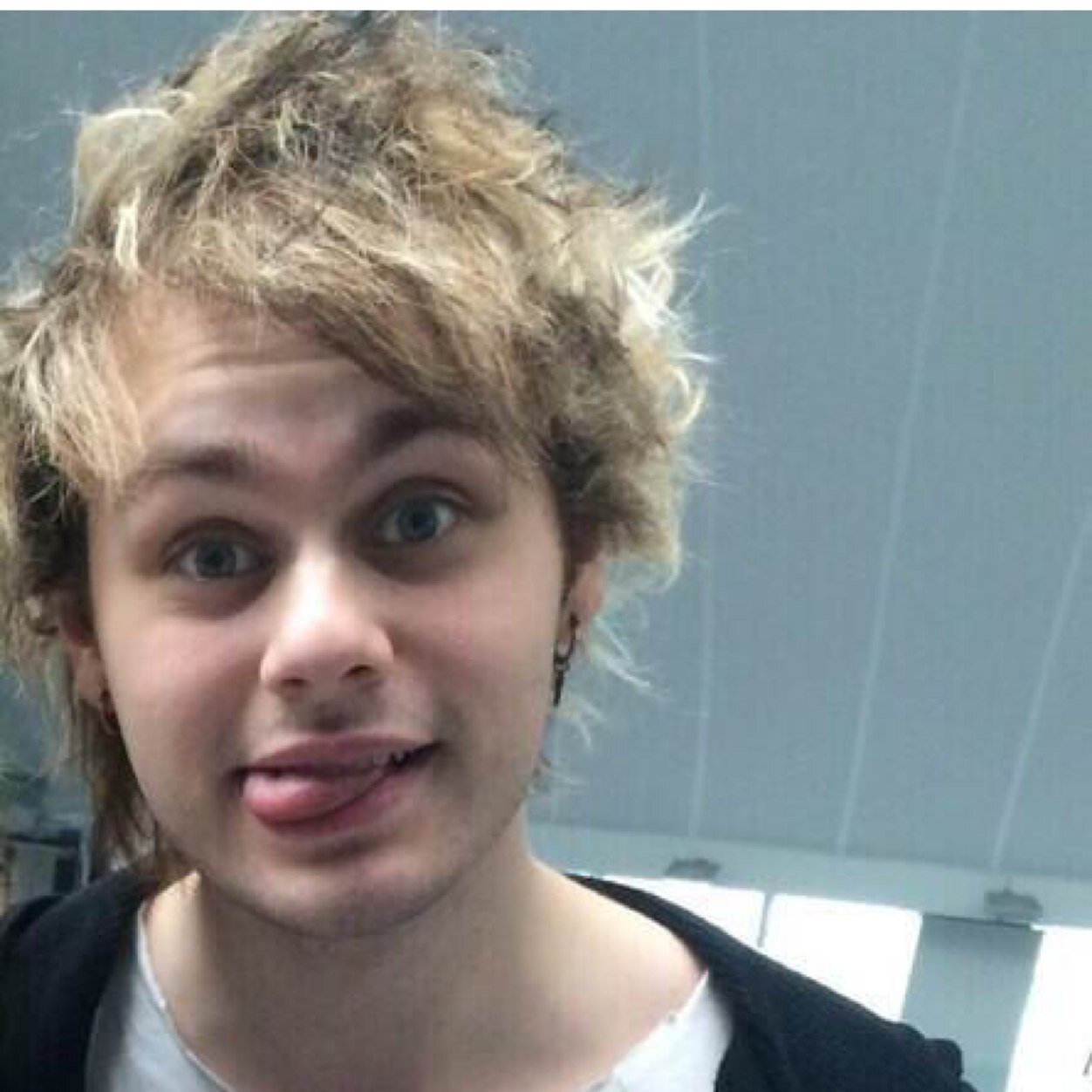 Hello you are beautiful please follow @hoodbucks for this follow and simply ask her for a followback! Love you