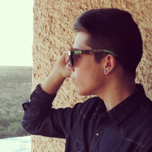 17. Sonriendo... Que lo que no se valora, después se llora. Ni de amores se muere ni de recuerdos se vive. Donde sea, como sea, cuando sea, pero contigo. ✌