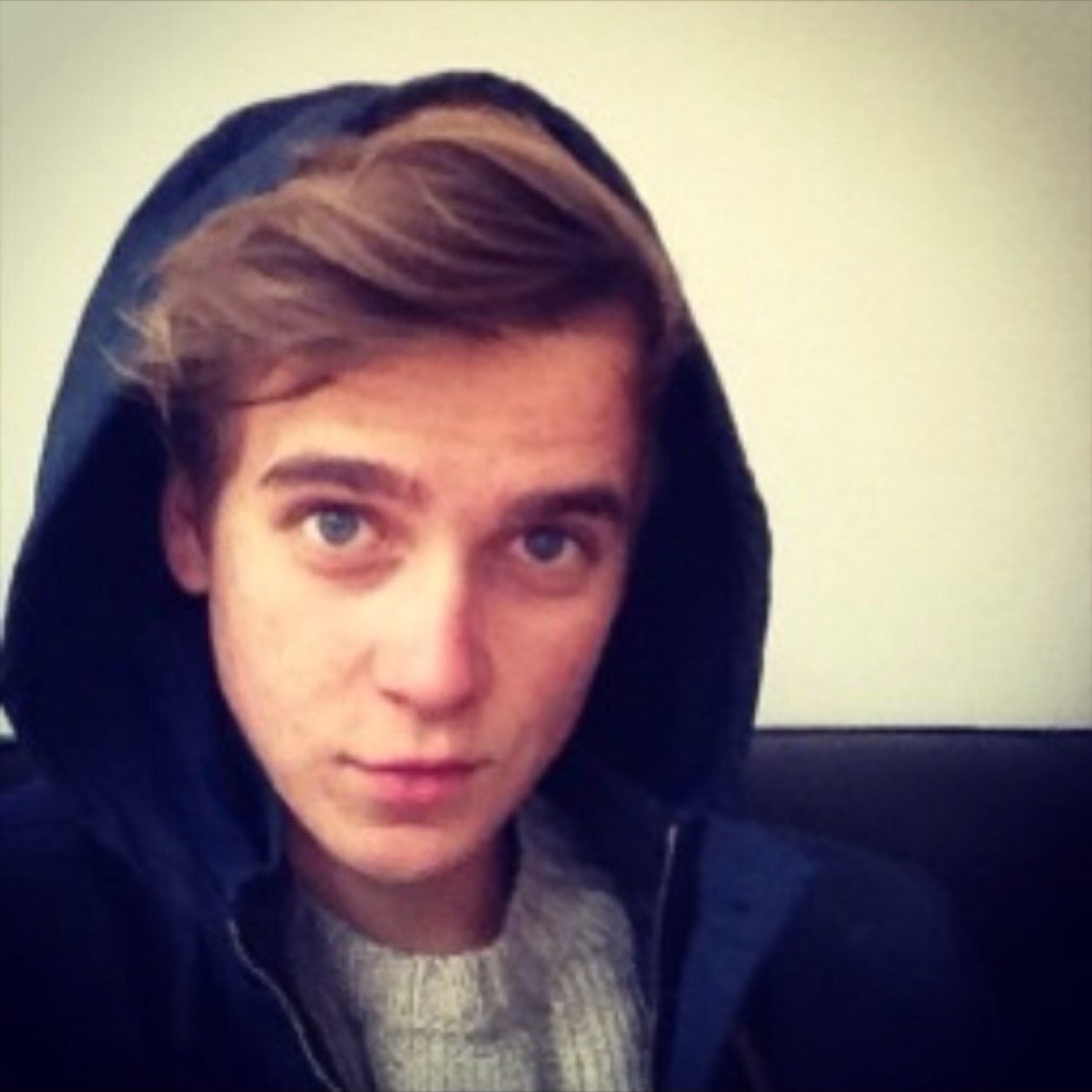 Hey guys it's joe sugg here I made a new
Account so I could get more followers love u guys xx