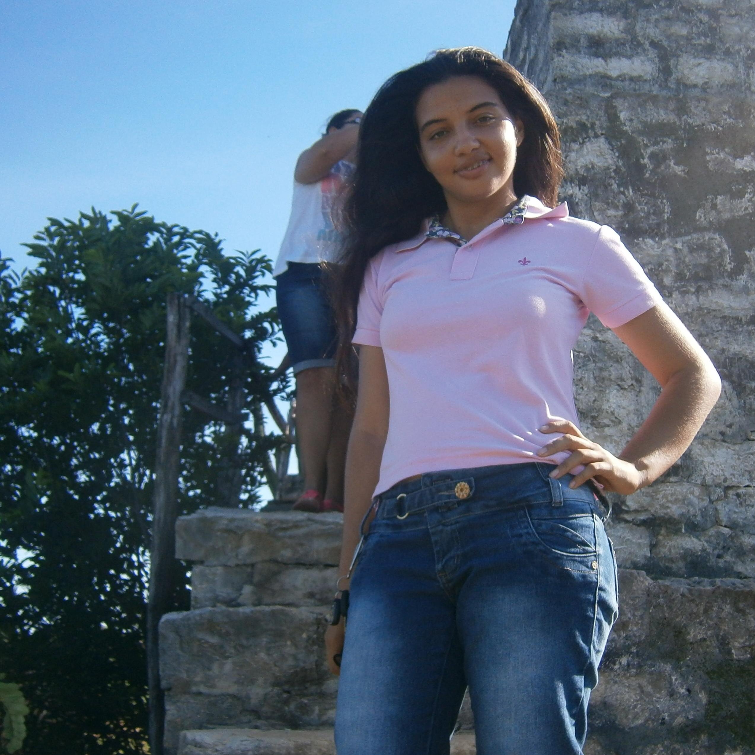 Sou uma menina alegre, que é família e adoro fazer amizades