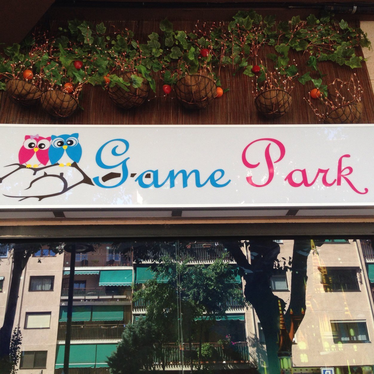 Ven a celebrar el cumpleaños de tus hijos en el Game Park. Discoteca, rocódromo, sala de videojuegos, máquinas recreativas, talleres de manualidades...