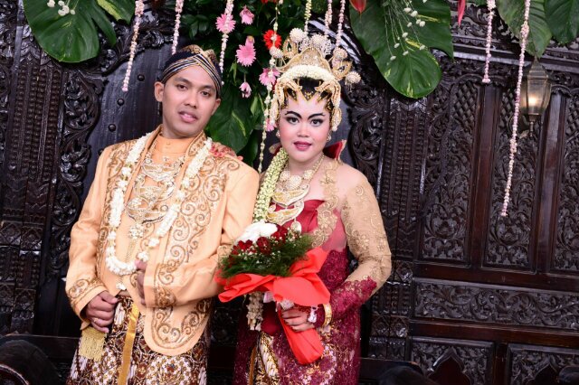 Cinta sejati adalah cinta yang terdiri dari dua orang saja dan tak
 ada tempat untuk orang ketiga