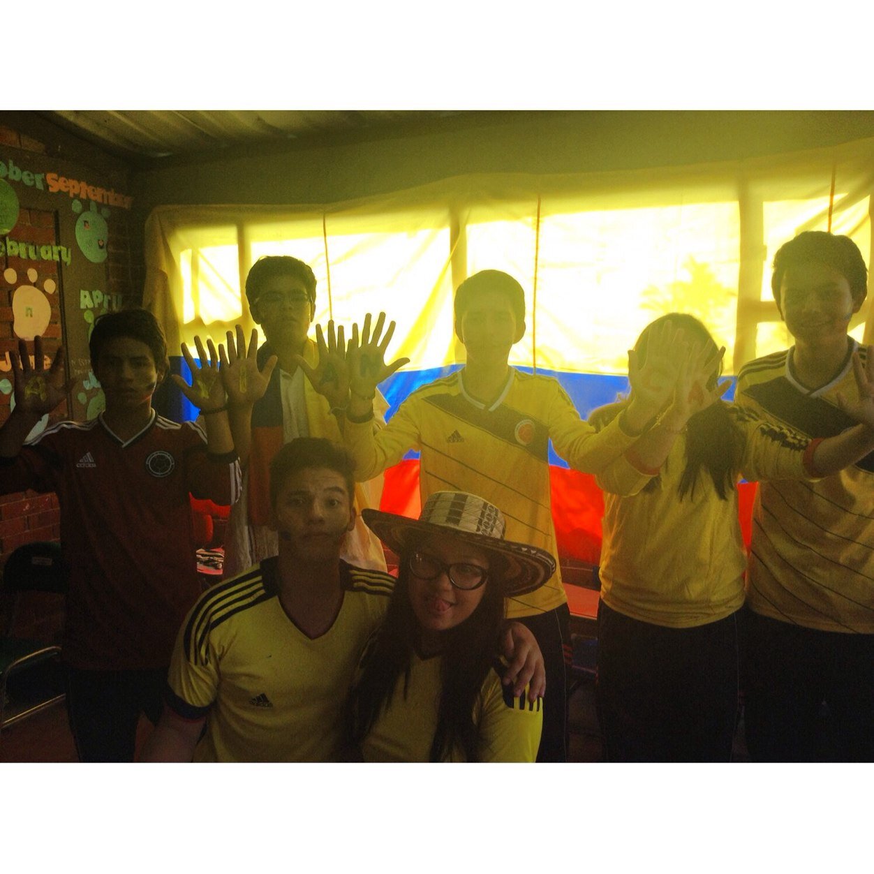 Instagram: thomasvargas, mauroagz, sofiagomez08, nicolasmoud, jino98. Correo: santiagojimenez03@hotmail.com Vine: funnyclassroom