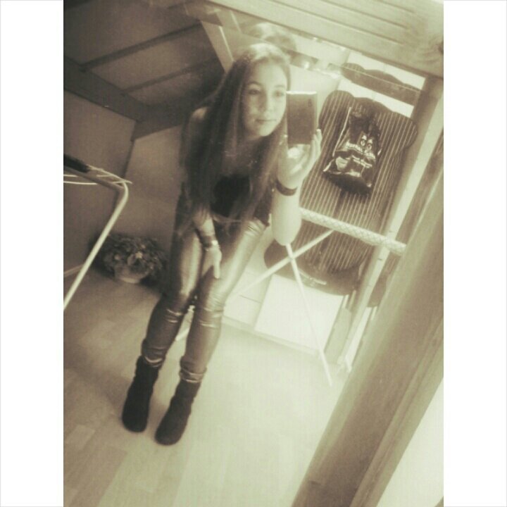 ♡ ~ sweety, ik ben er altijd voor je & sta altijd voor je klaar. jij blijft voor altijd mn liefste nichtje, ik hou van je ♡! x kusjes @purplebiebur_ ♡♡