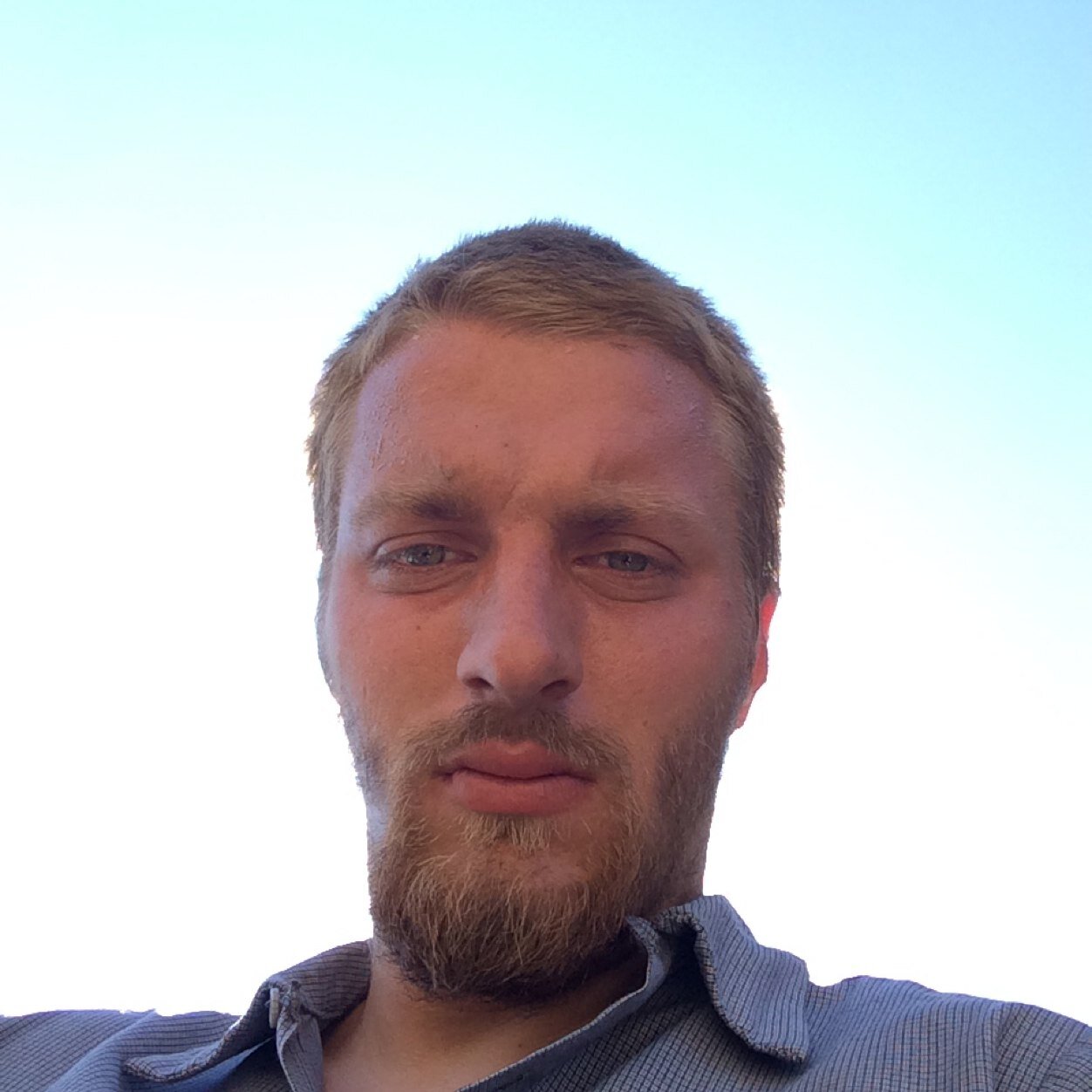 BrokeXinXSide's profile picture. Getting myself back together.