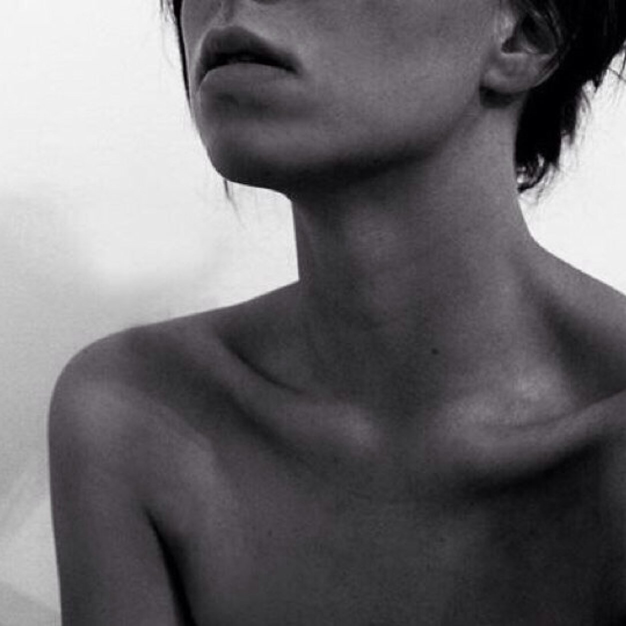 ✖️Estoy sola,Estoy gorda,no quiero existir,en mi vida mo existe la atencion hacia mi,Estoy y no soy Nada.✖️