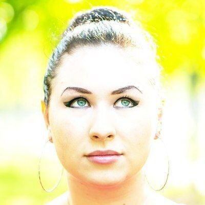 Люблю обговаривать интересные дела. Родилась в интересном городе. В жизни очень интересная. Стараюсь жить шутя.