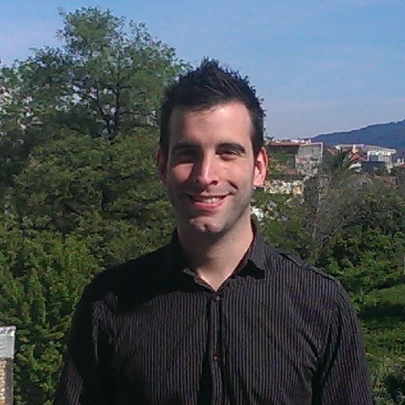 Passionné de Webmarketing: Web Analytics, SEM, SEO, réseaux sociaux (Facebook, Twitter, Google +), Consultant Freelance : Anglais, espagnol et français.
