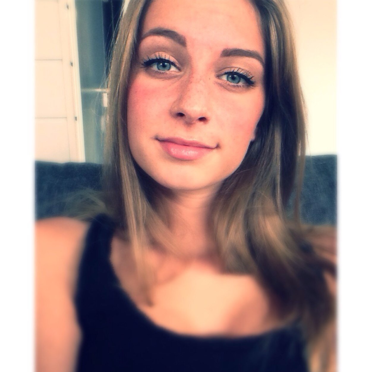 4 nov. '12 @xmeesMKB | Het leven is te kort om te huilen over mensen die niet om jou huilen.. Dus glimlach en weet dat je mensen hebt die van je houden. ♡