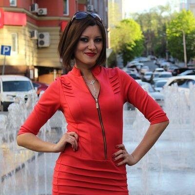 Такая. Люблю обговаривать интересные дела. В жизни очень интересная. Стараюсь жить шутя. Родилась в интересном городе.