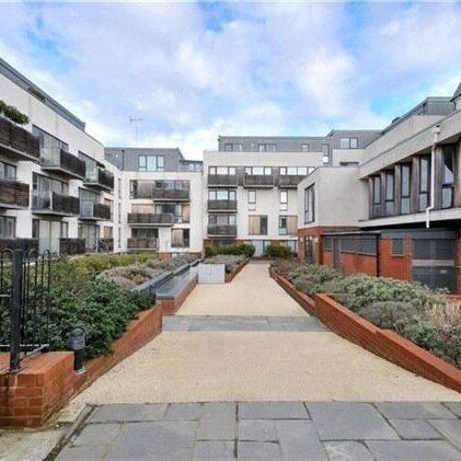 We are the leading number one choice for common cleaning to blocks of flats and large property estates in Sussex.
Freephone:0333 5775075