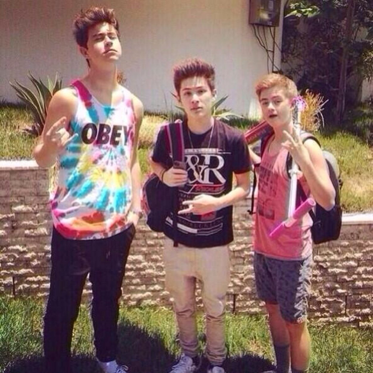 FREE FOLLOW! Please follow @sexyyshawn ! Her goal is 1.4K and she is so close! Thank you!