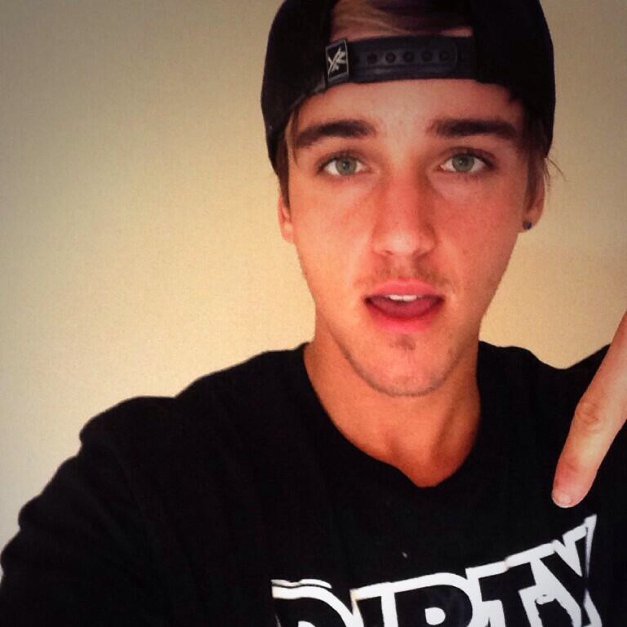 Hey im a vampire and im 19. #GoodArmy for life. #singel