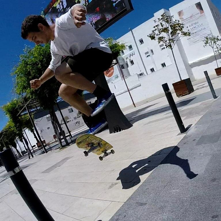 _BrainSense's profile picture. Reparar,patinar,soñar. Mucho oxígeno para tantas personas. Me mola cocinar pollo frito,sabe to bien con salsa brava. ¿Volarías por los aires a tu profesor@?