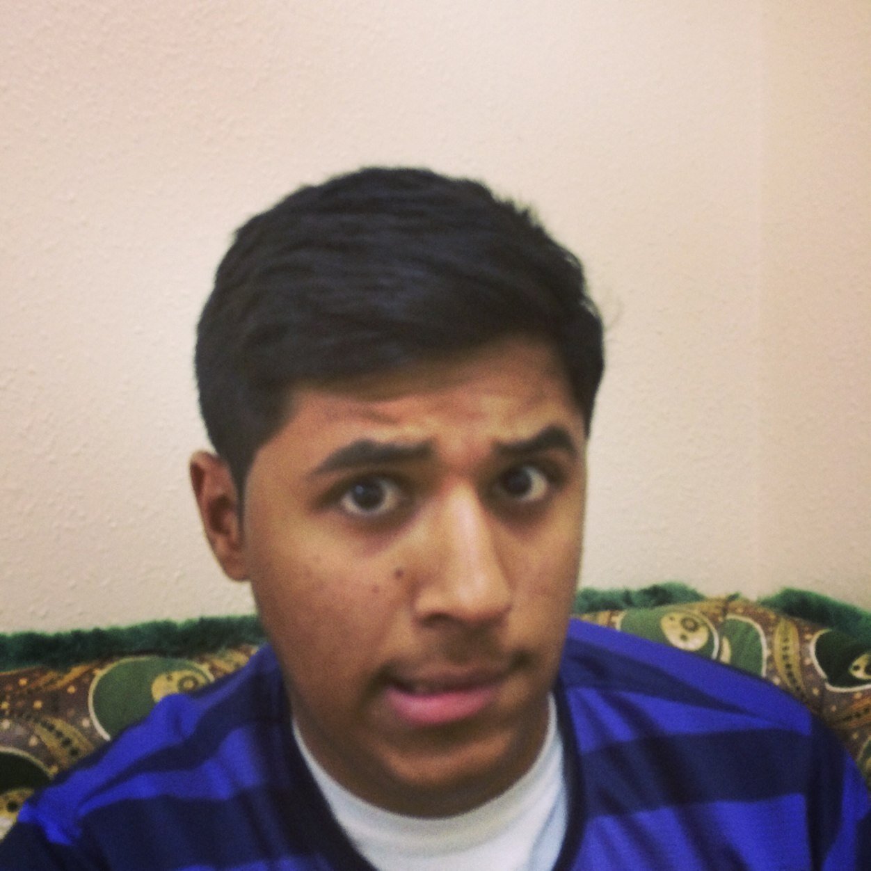شاب طموح يتمنى مستقبل جيد...!