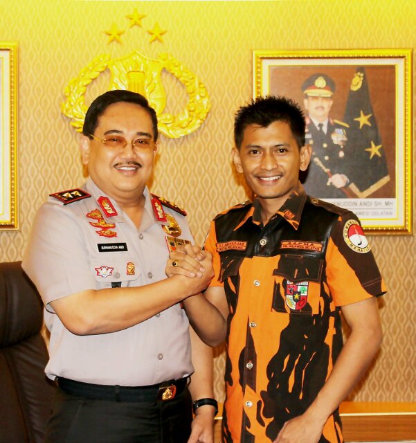 Orang humoris dan menyenangkan