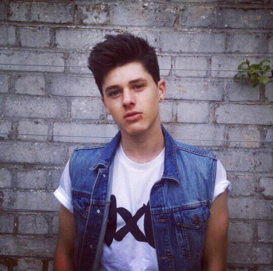 Nugsnotdrugsily's profile picture. This is a free follow, go follow @kelfobsessed and she'll follow you back