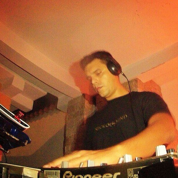 Dj & Promotor de Eventos Electronicos  
    TECH-HOUSE/ TECHNO/GROOVE   Comunicador Social Artista Audiovisual