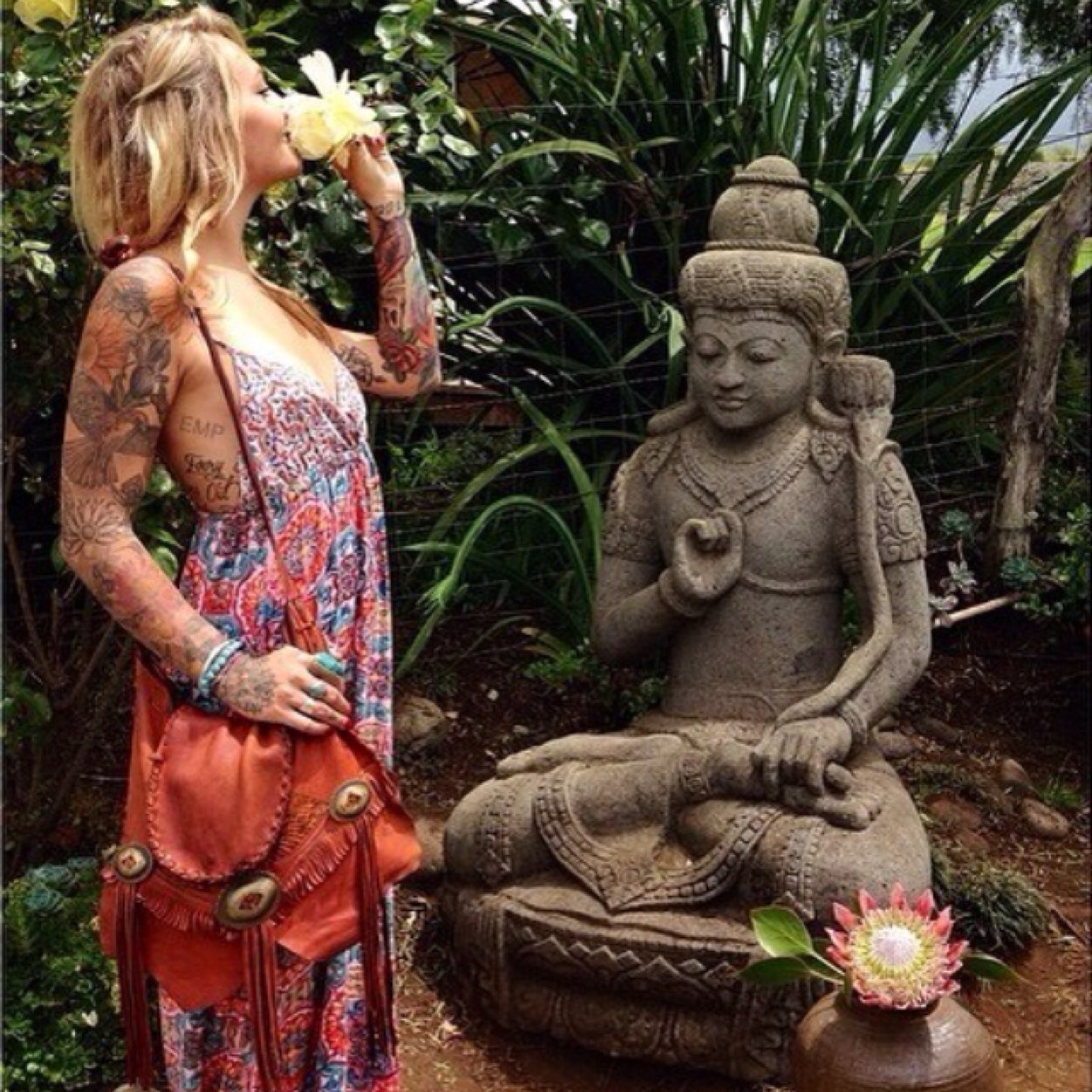 I dont live on earth, i live within the universe. Positive vibrations, peace & happiness. I see sounds & hear colors|| low life for life let the meds flow. XO