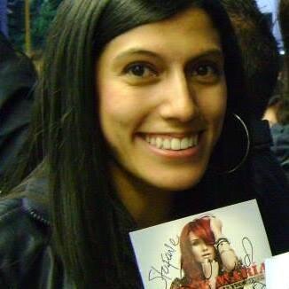 me gusta mucho cantar, salir con mis amigos al cine, parques , bailar y fan de Dulce Maria