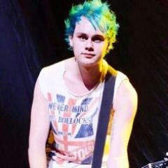 follow @XyryllLyxColgue or I'll unfollow.. she follows back :D