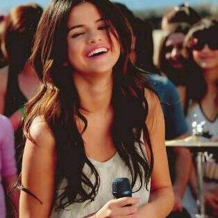 @selenagomez te amo eres la mejor follow me and folow back promrse*
