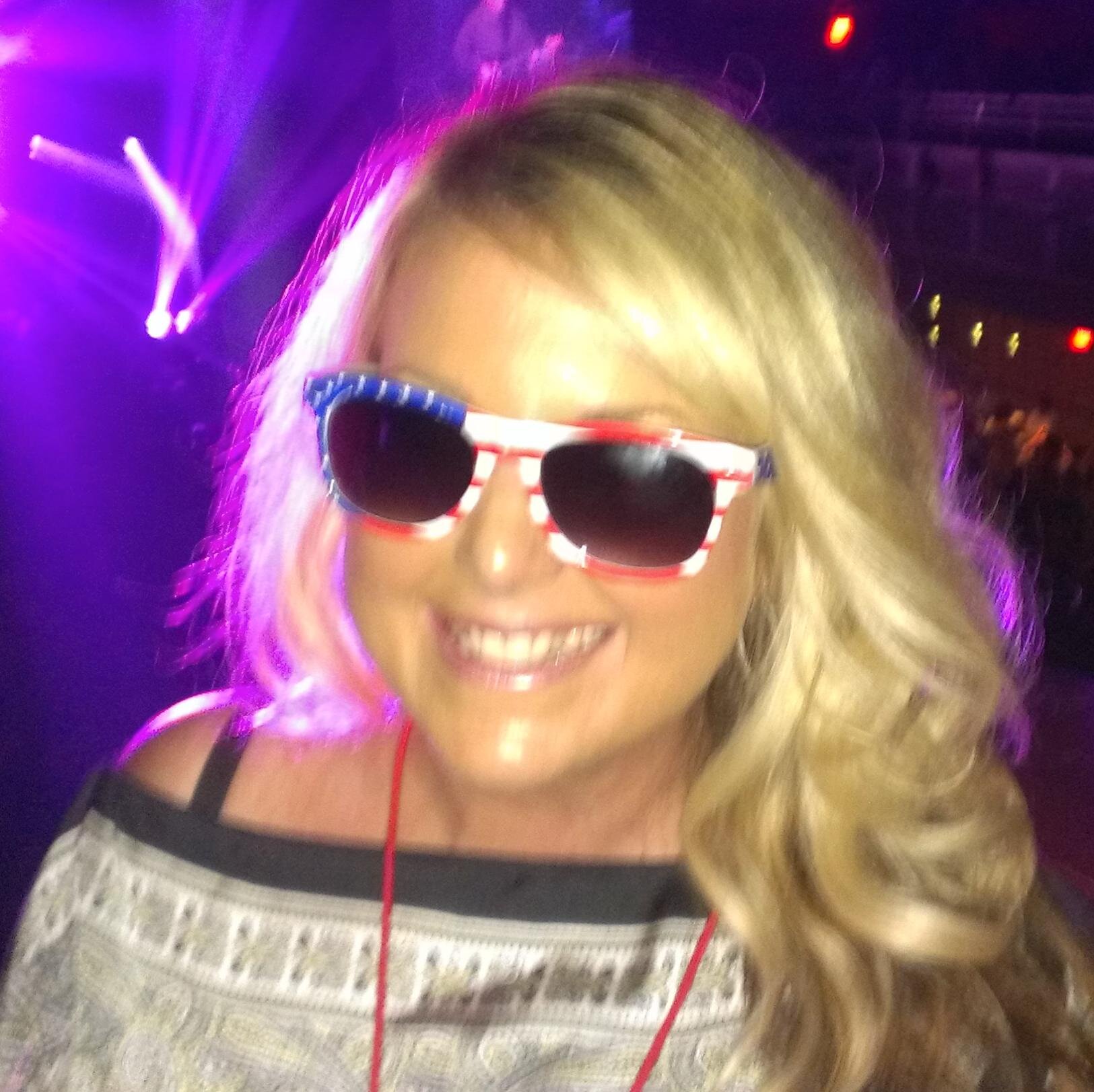 Travel with The Taylor Hicks Band~Merchandise Coordinator.