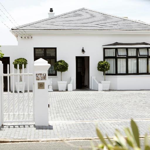 Antrim Villa is a wonderful old house built in the late 1800s. Its charm comes from the Victorian style with high ceilings, well kept stuccos, and the origina