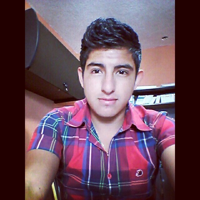 Ecuatoriano de 18 años de edad.! estudiante universitario.! con muchas metas en la vida.!