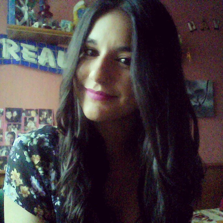 La sonrisa despeinada de ir en contra de los vientos.