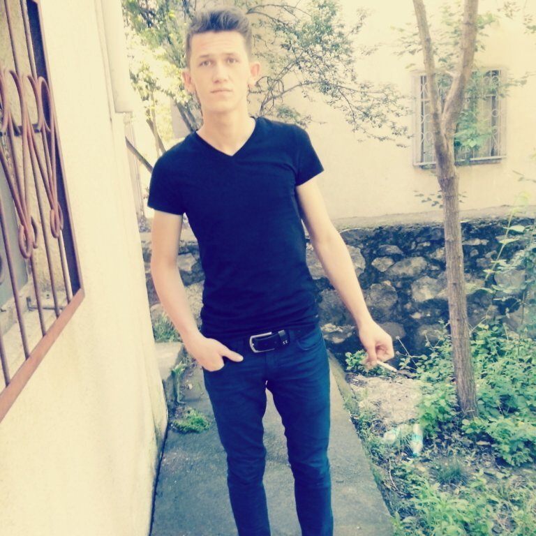 futbol fanatiği,arabalara aşık,moda önemli
terazi,1.80 boy,mavi sarışın