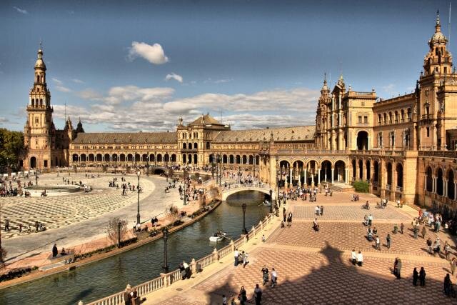 deslumbradora y plácida poesía...
He aquí al pueblo del sol y los amores,
la mañana del mundo: ¡Andalucía! #followBack #siguemeytesigo