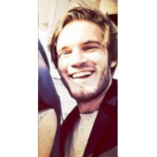 Just a lonely teenager who whatch pewdiepie and read books ⌒.⌒