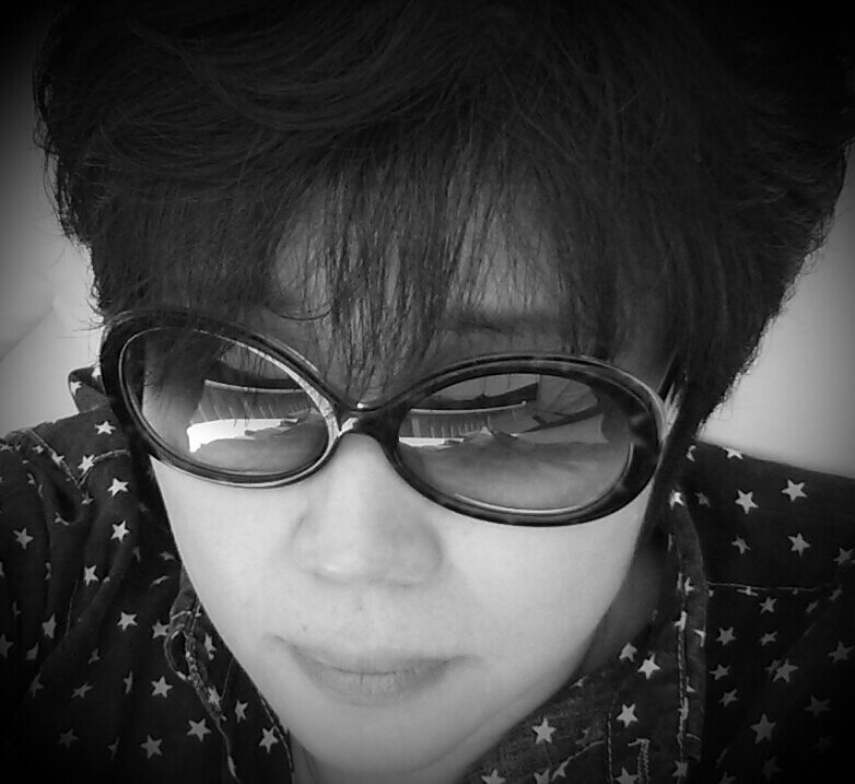 온전한 정신으로 버티기 어렵다.  peace.