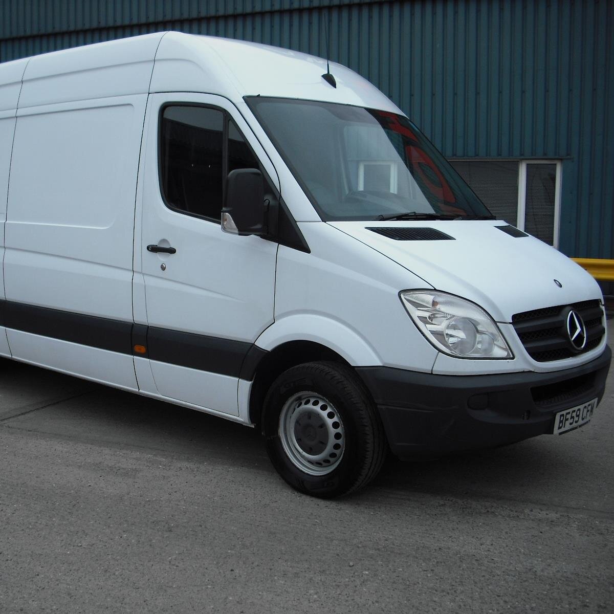 Hi, we are recycled sprinter parts we specialise in breaking Mercedes sprinter vans 906 we sell every part you can think of for the new shape sprinter