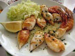 Tenemo chipirone plancha, montaíto pringá, cazón en adobo, solomillo ar whisky, choco frito...etc. DAME UNA DE CHIPIRON PLANCHA, UNAAAA