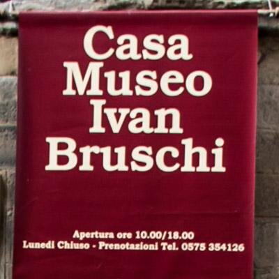 Ivan Bruschi, collezionista eclettico e fondatore della Fiera Antiquaria di Arezzo. Nella sua Casa Museo vive la magia delle cose del passato...