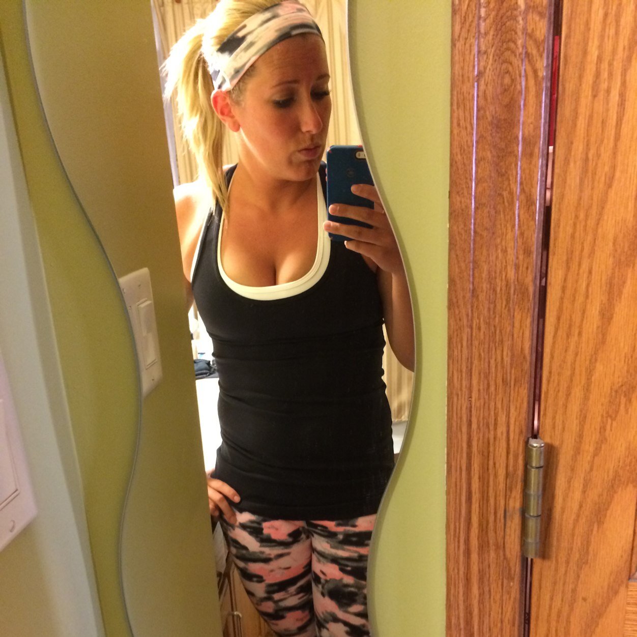 I'm 26 & 5'2, need to get serious about getting in shape. 

Young Living Distributer 
Younique Presenter