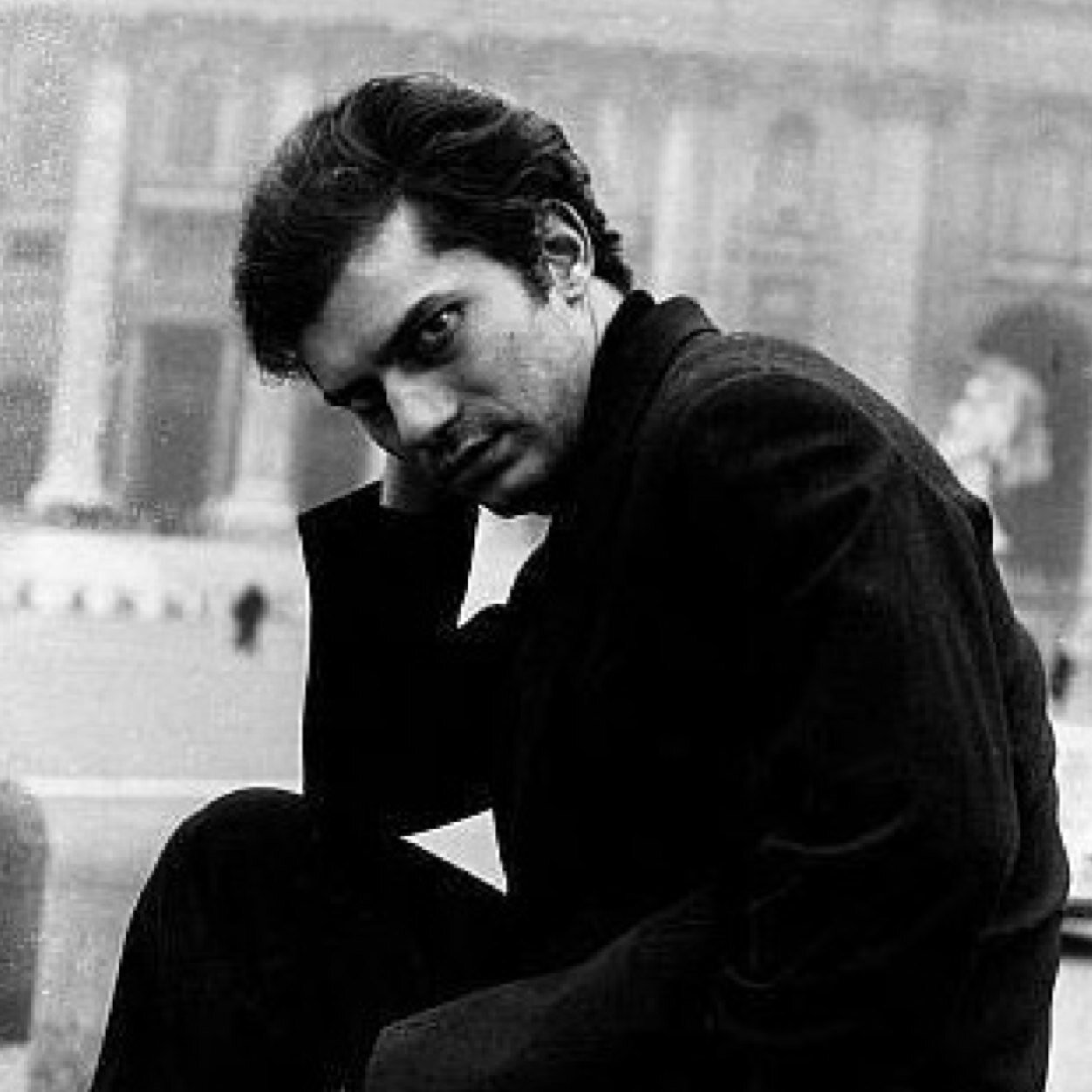 Luigi Tenco è stato un cantautore Genovese amico di Lucio Dalla e di Fabrizio de Andrè e ucciso la notte del 27 Gennaio 1967 durante Sanremo