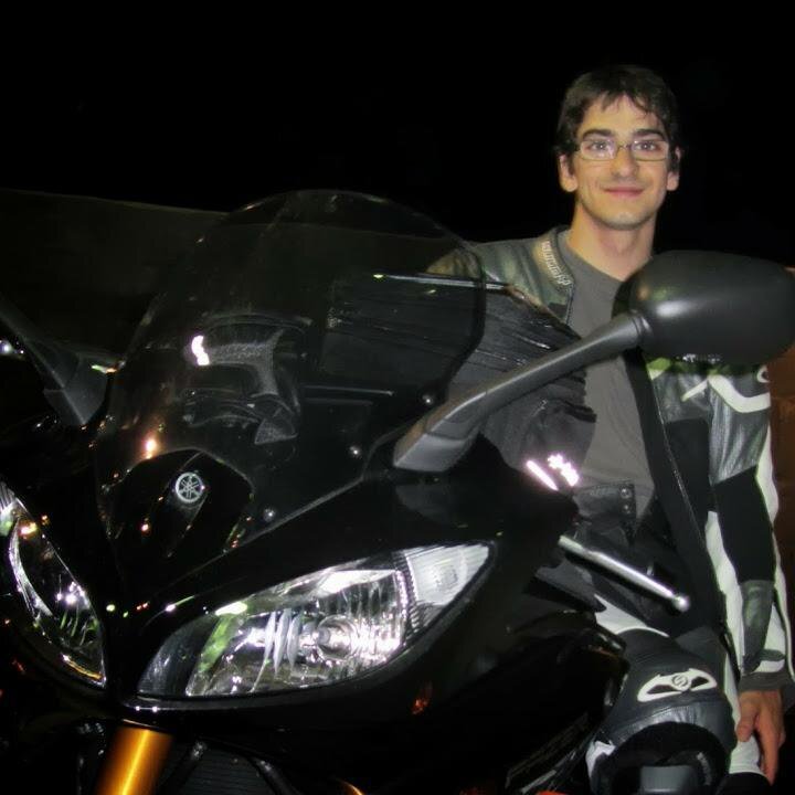 Psicòleg clínic, Motard, Entrenador i Jugador de bàsquet i sobretot VIVIDOR del PRESENT
