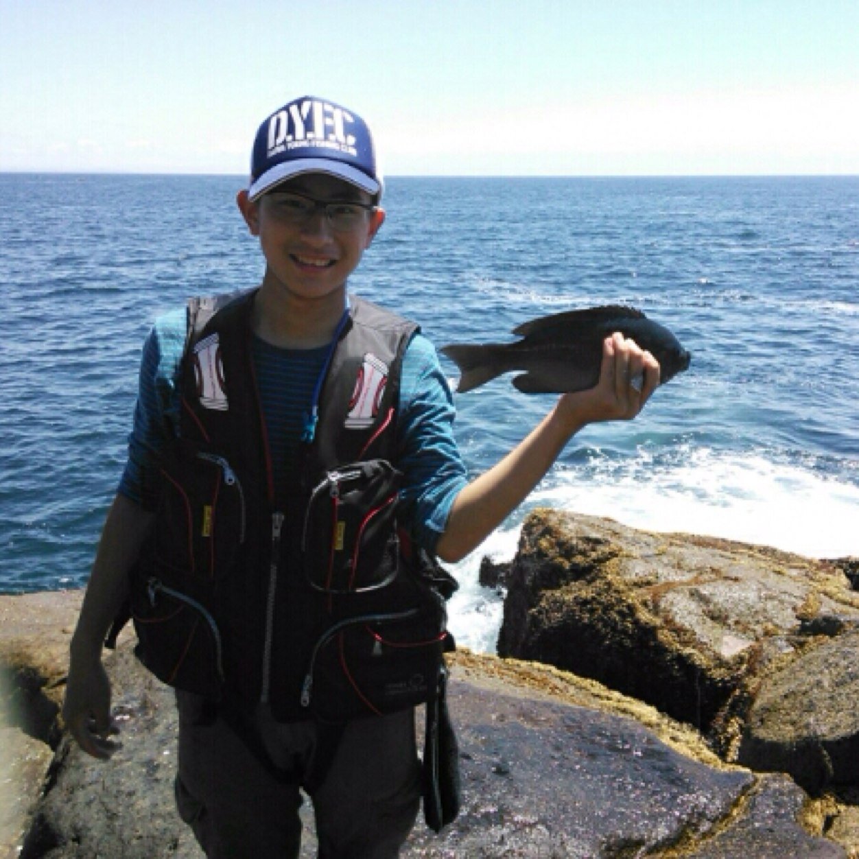 南港ではロックフィシュ、太刀魚など釣れる魚を釣れる釣り方で釣ってます！ 磯ではウキフカセでグレを釣ったりしてます。  まじの釣りバカと言われます。。。