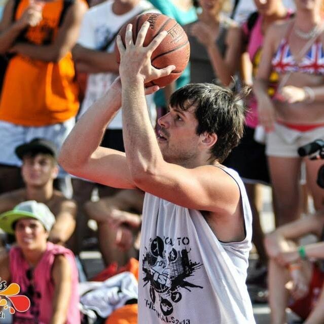 Wonderbass12's profile picture. Ingegnere Chimico, Sportivo.
Basketball player!