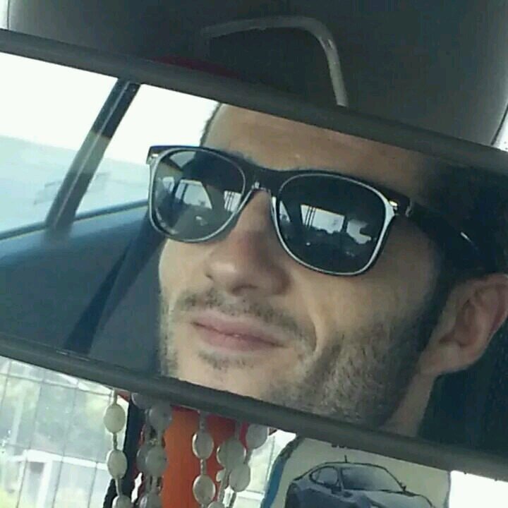 Nacido hace unos cuantos años de cuyo sitio no quiero acordarme, crecido entre pintas y maleantes, tuve una educación excelente!! LOCUTOR Y DJ
