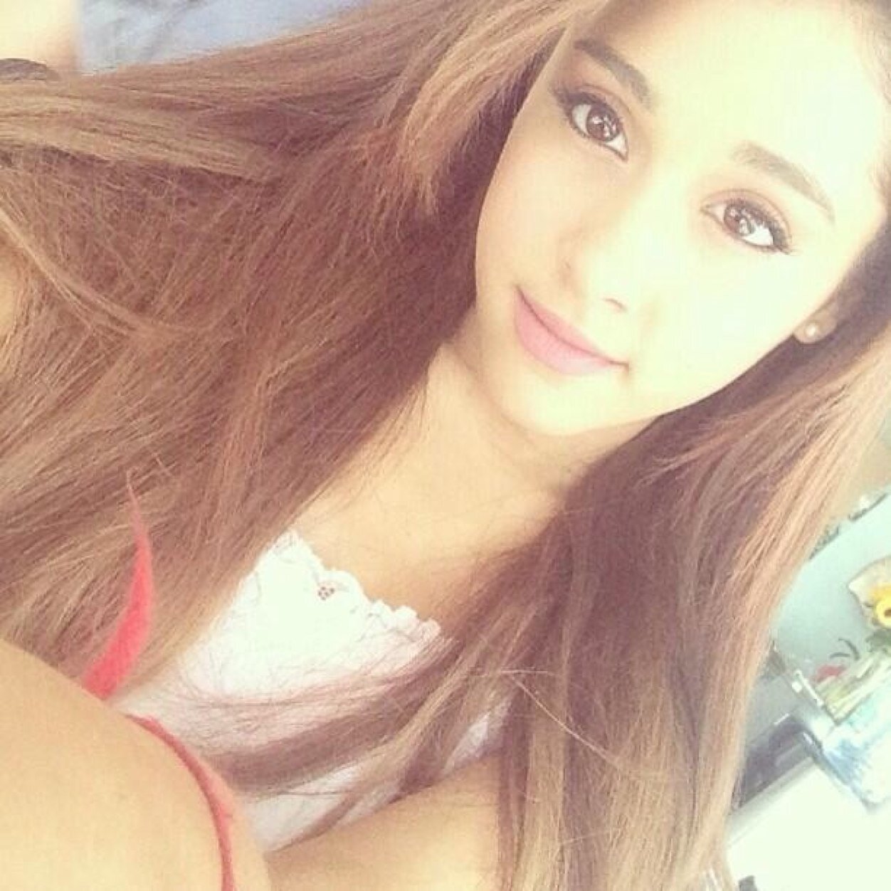 hiii please follow @ihonordemetria ilysm and ur beautiful! thank u so much lovely :)