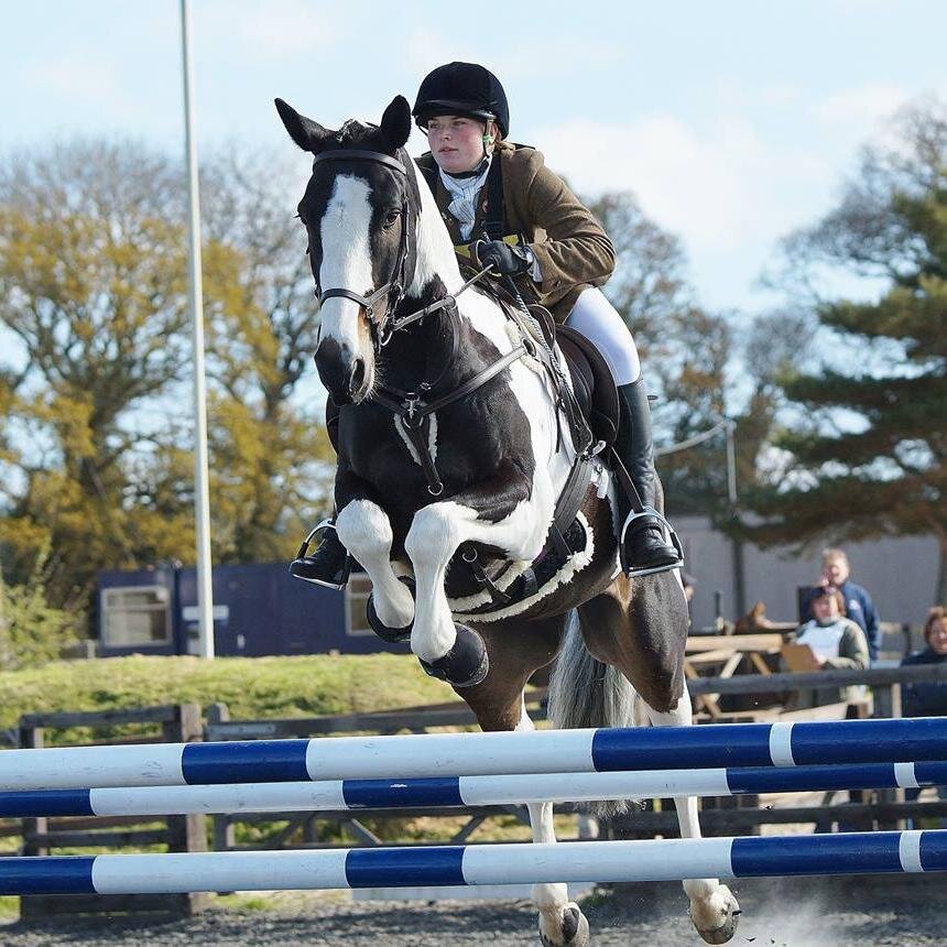 Dorset born and bred 🦄 eventing my 2 superstars whilst juggling a degree to save people 🥳
