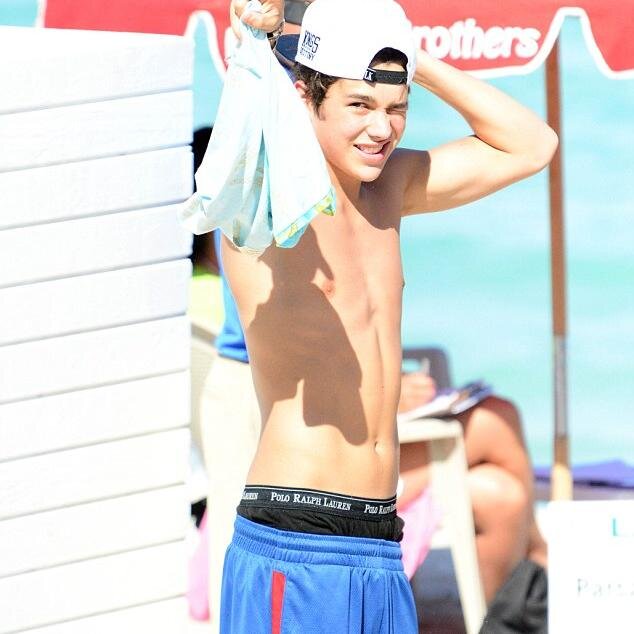 Hi, I'm a Proud Belieber and Mahomie.I love my idols.Follow me.Austin Mahone and Justin Bieber please come to Serbia ;)