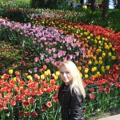 Вот такая. Живу в прекрасном городе. Люблю обмениваться идеями. По жизни я достаточно коммуникабельная. Стараюсь жить не как все.