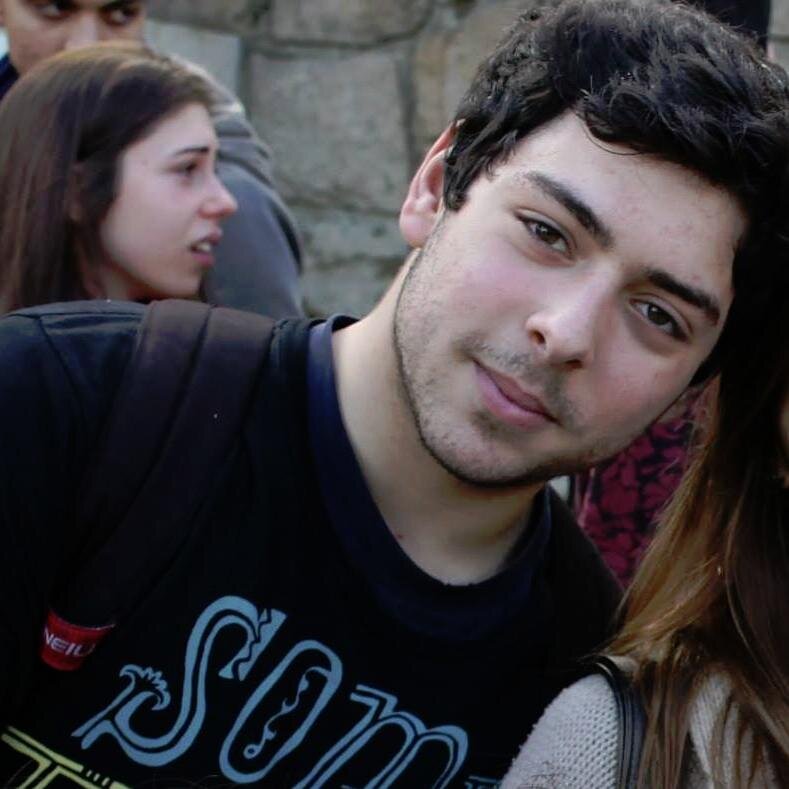 Gajo que pensa que diz cenas
Rap follower
Orgulhosamente BOMBEIRO
E outras cenas que não quero partilhar aqui