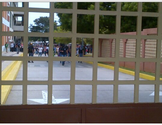 no son los estudiantes, es el portón.