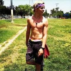 Austin Moon. If I give a fuck, congrats, you aren't just one of my games I play. {Roleplay//Traits based on Not Who You Think I Am}